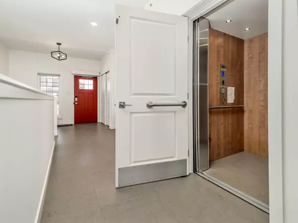 Lethbridge, AB T1K 5S2,108 Gateway Mews S