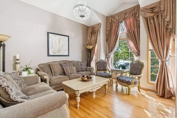 Calgary, AB T2Z2B8,26 Mt Robson Close SE