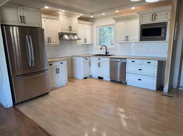 Bow Island, AB T0K 0G0,405 2 AVE E