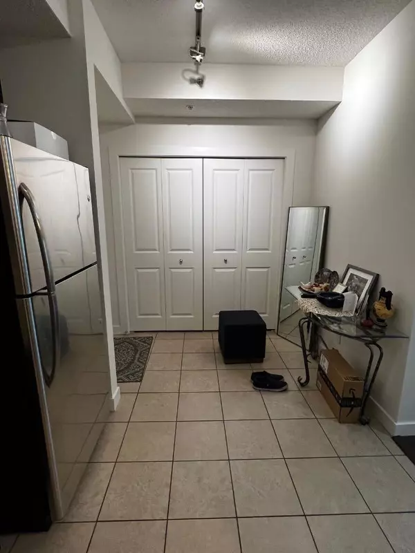 Calgary, AB T2S 0K9,108 25 AVE SW #301