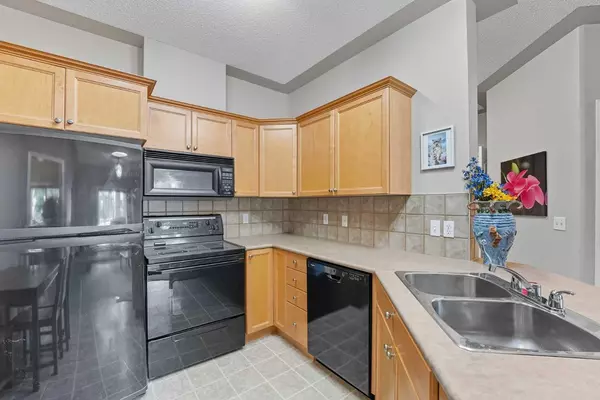 Calgary, AB T3G 5K7,369 Rocky Vista PARK NW #29