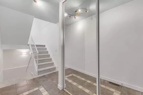 Calgary, AB T2Y1G8,200 Shawnessy DR SW #14