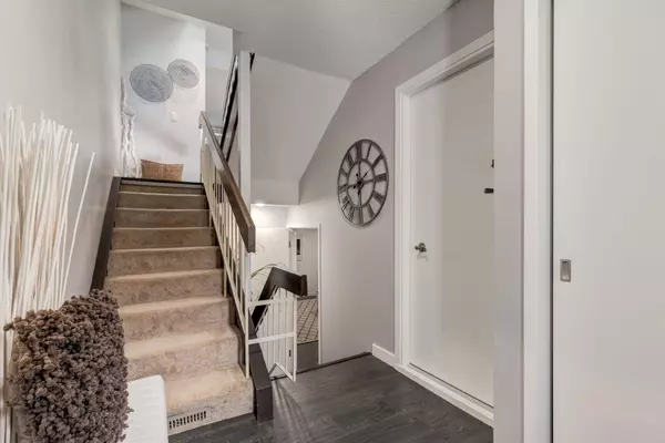 Calgary, AB T2W 1B6,80 Brae Glen LN SW