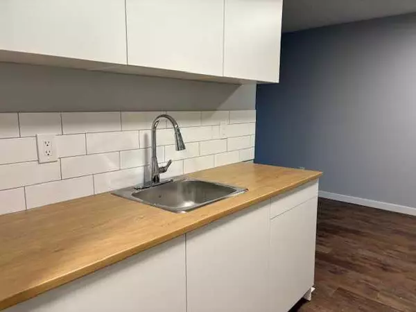 Red Deer, AB T4R 1V4,41 Bennett ST #306