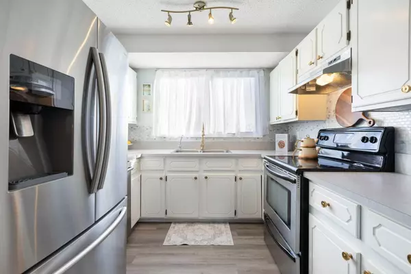 Calgary, AB T2J 5S2,27 Deercrest Close SE