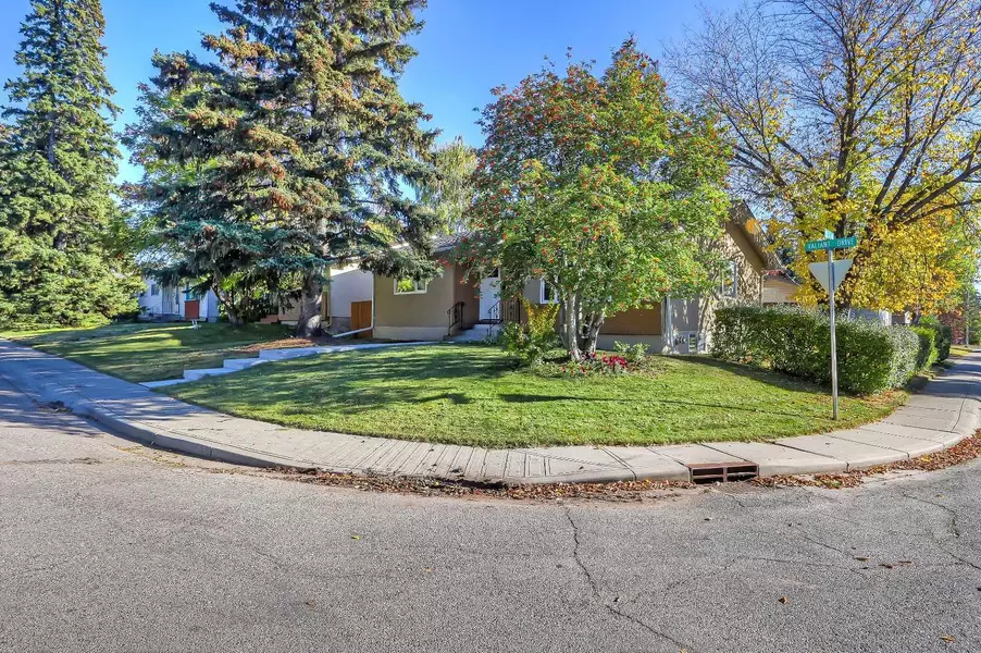 5219 Valiant DR NW, Calgary, AB T3A 0Y6