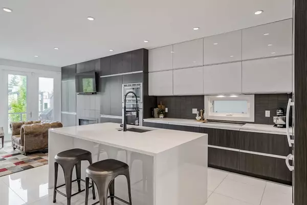 Calgary, AB T2T 1H3,1928 27 AVE SW