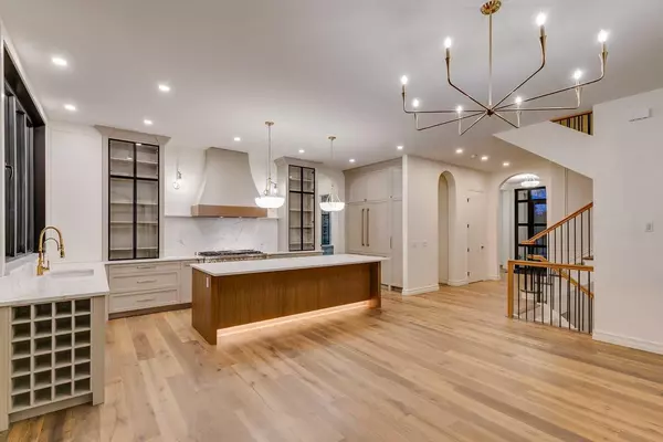 Calgary, AB T2T 3S4,3207 Alfege ST SW