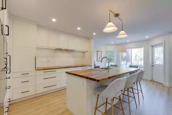 Calgary, AB T3L 1Y5,254 Scenic View Close NW