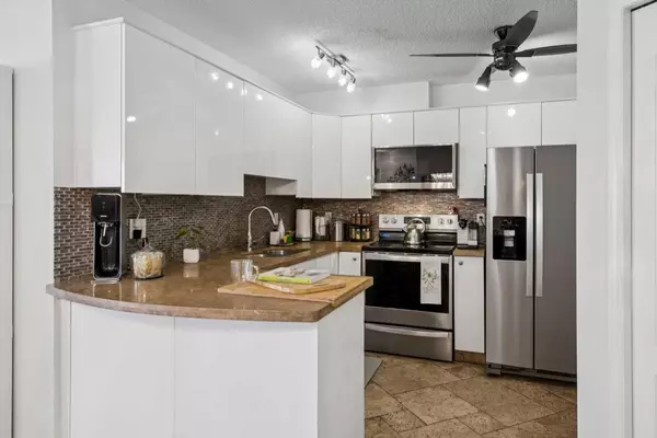 Calgary, AB T3H 3K7,30 Sierra Morena Mews SW #204