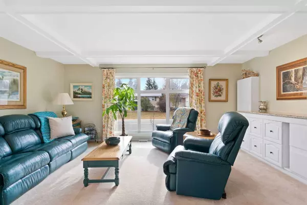 Calgary, AB T2V 0J7,9632 Oakcliffe DR SW