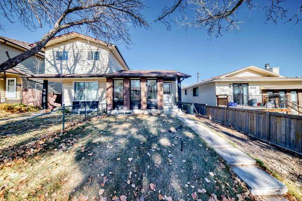 Calgary, AB T3K1A2,946 Berkley DR NW