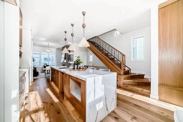 Calgary, AB T2T 6N7,2048 41 AVE SW