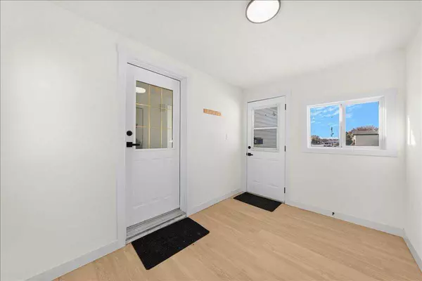 Calgary, AB T2B3E1,210 Erin woods CIR SE