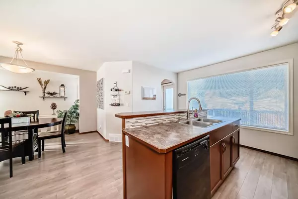 Calgary, AB T3M 0G9,66 Cranberry PL SE