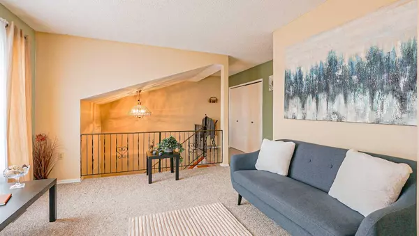 Medicine Hat, AB T1B 2R9,90 Simpson CRES SE