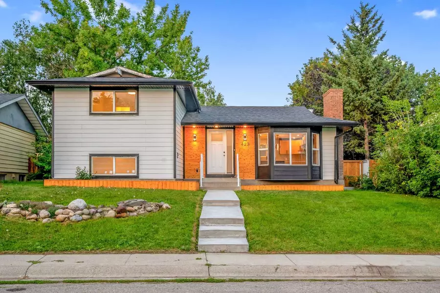 423 Queensland CIR SE, Calgary, AB T2J 4P5