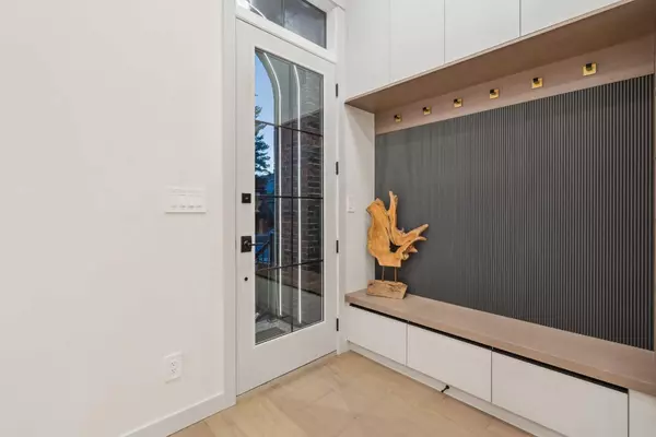 Calgary, AB T2G 0M8,1330 8 AVE SE