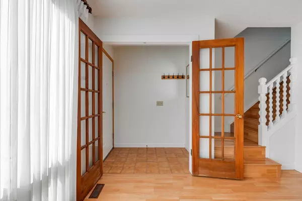 Calgary, AB T2W 5W2,76 Woodstock RD SW