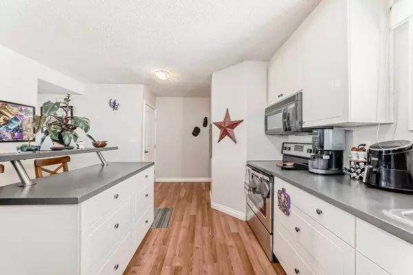 Calgary, AB T1Y 4T1,131 Templehill DR NE #17