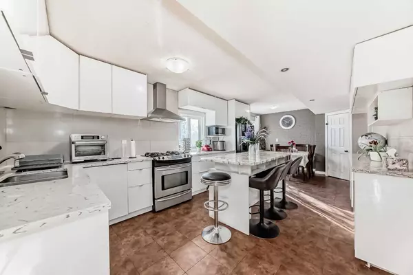 Calgary, AB T3B2R5,4644 84 ST NW