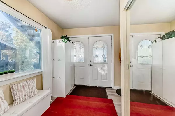 Calgary, AB T3B2R5,4644 84 ST NW