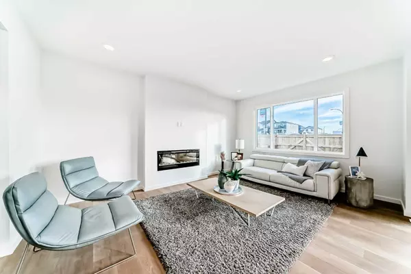 Calgary, AB T2Y 0Y9,59 Versant WAY SW