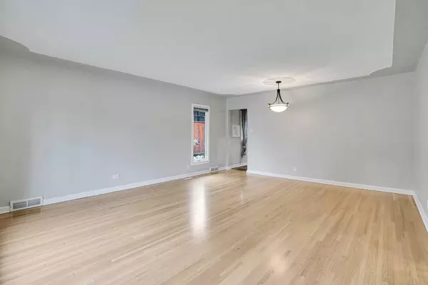 Calgary, AB T3E 2E4,3045 26A ST SW