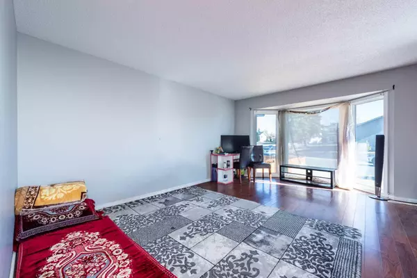 Calgary, AB T3J 1N8,17 Castleridge WAY NE