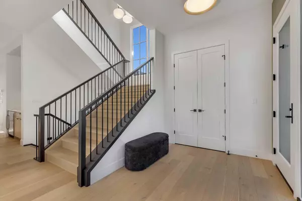 Calgary, AB T3E 8G8,210 Alexandria GN SW