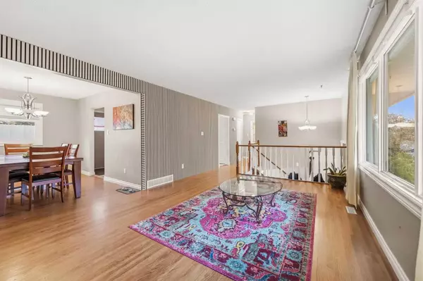 Calgary, AB T2E 5X9,515 Murray PL NE