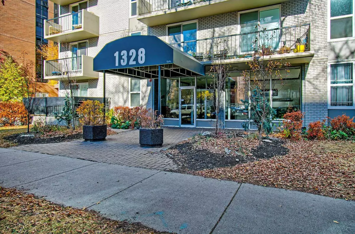 Calgary, AB T3C 0T3,1328 13 AVE SW #106