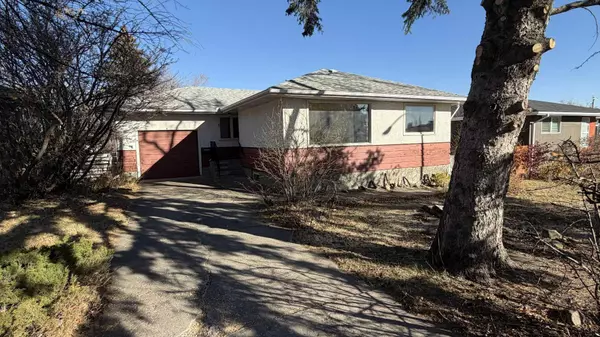 8 Carnarvon WAY NW, Calgary, AB T2K 1W4