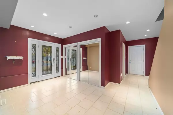 Camrose, AB T4V 2K1,42 Grand DR