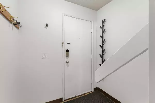 Calgary, AB T2K 5S4,1055 72 AVE NW #72