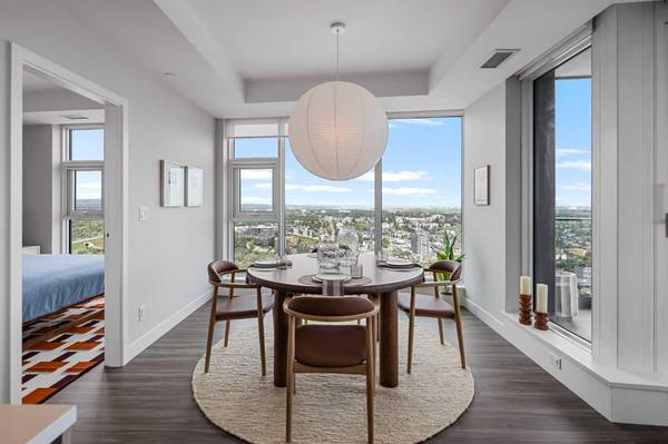 Calgary, AB T2G2L8,530 3 ST SE