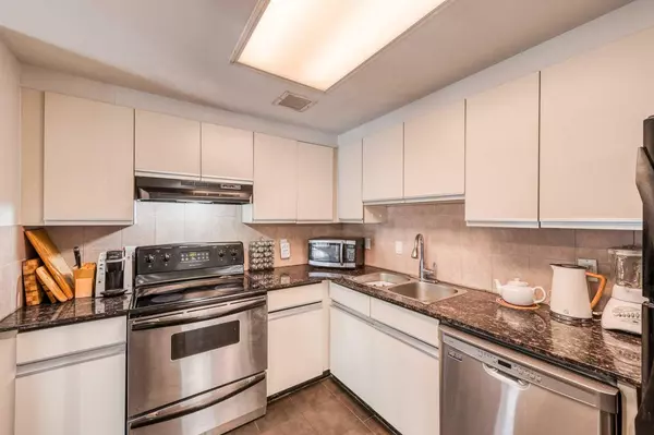 Calgary, AB T2S 0K6,626 24 AVE SW #305