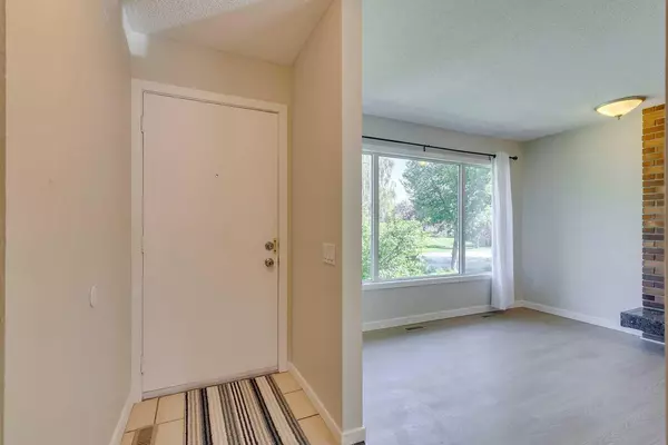 Calgary, AB T2B 2L2,2823 Dover Ridge DR SE