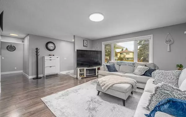 Calgary, AB T1Y 1V3,6707 23 AVE NE