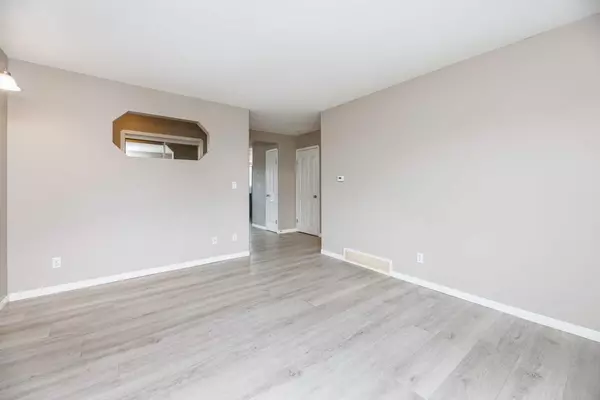 Lacombe, AB T4L 2L2,74 Elana CRES