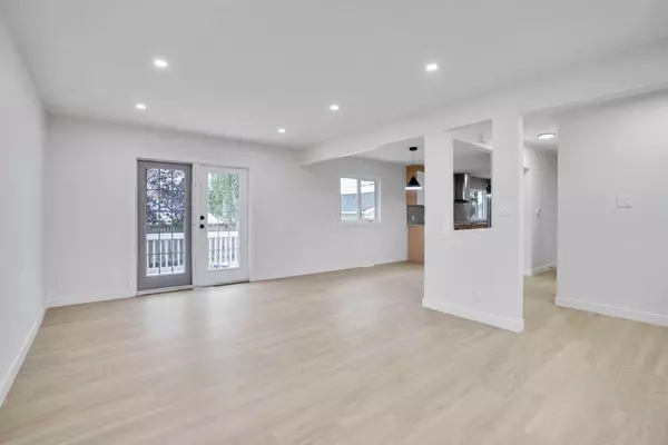 Calgary, AB T2K 2Z1,6116 Buckthorn RD NW