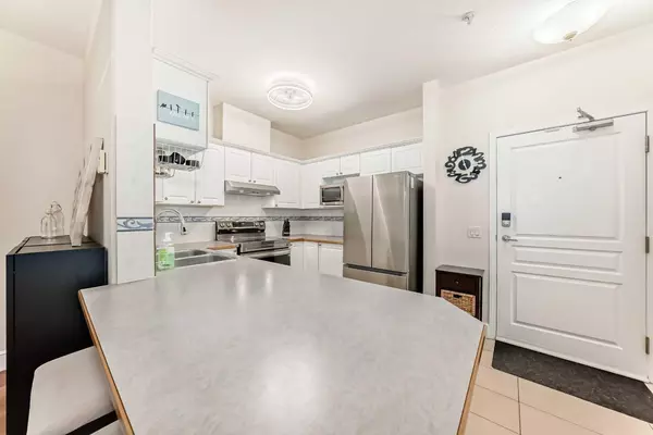 Calgary, AB T2J 7G4,1113 Lake Fraser CT SE #1113