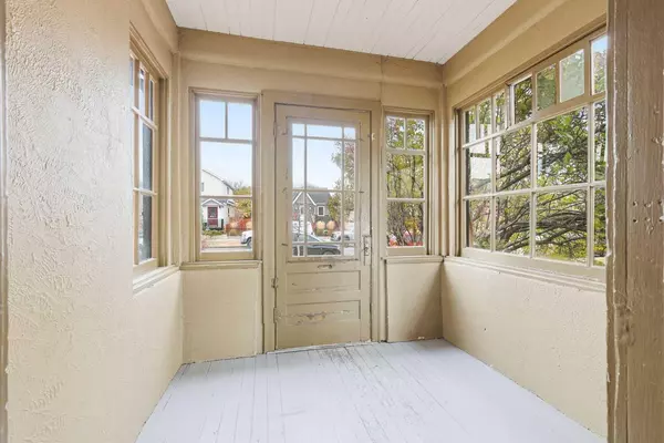 Calgary, AB T2E4K1,216 9 ST NE