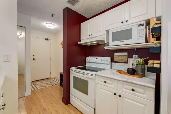 Calgary, AB T2S 0C6,545 18 AVE SW #103