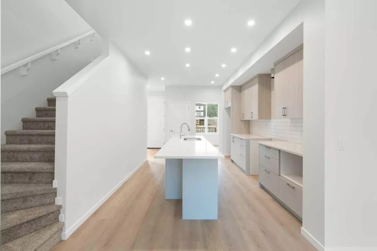 Calgary, AB T2X 5X7,135 Creekview GDNS SW