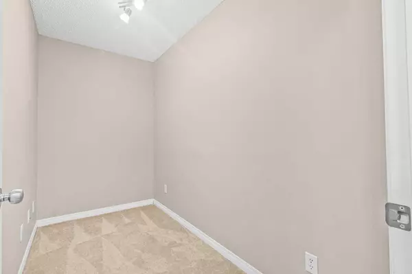 Calgary, AB T3G 5K7,369 Rocky Vista PARK NW #109