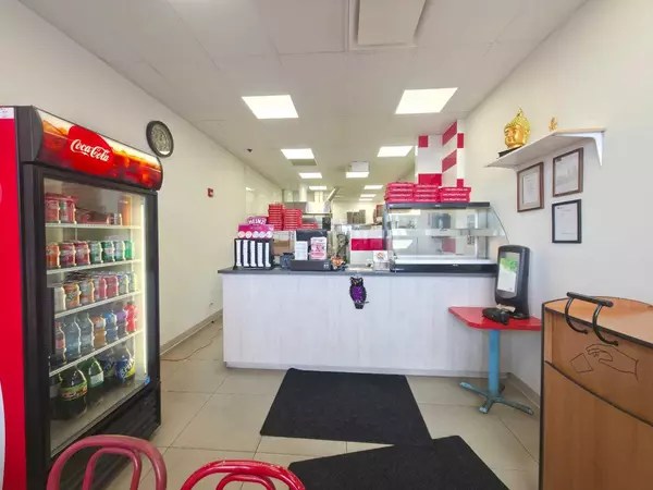 Calgary, AB T3E 7E7,3915 17 AVE SW