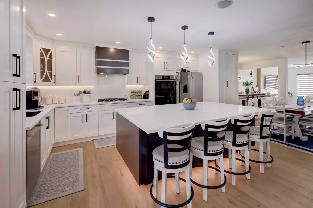 Calgary, AB T3E 0T9,4620 30 AVE SW