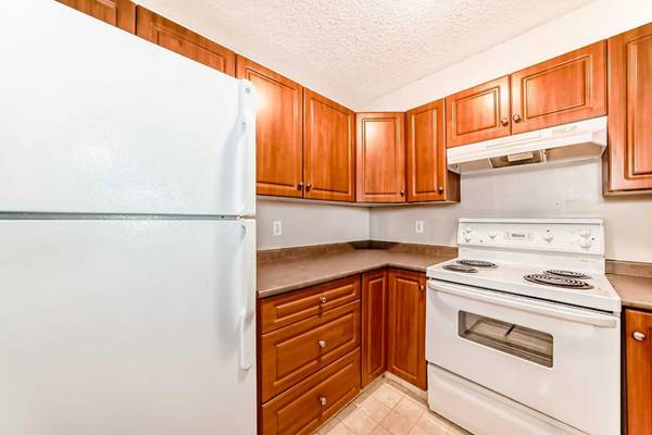 Calgary, AB T3K5Z3,17 Country Village Bay NE #312