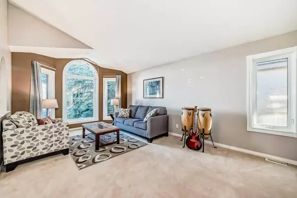 Chestermere, AB T1X 1C5,256 LAKESIDE GREENS DR